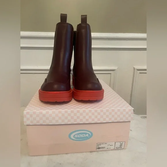 Rain boots - Picture 1 of 5